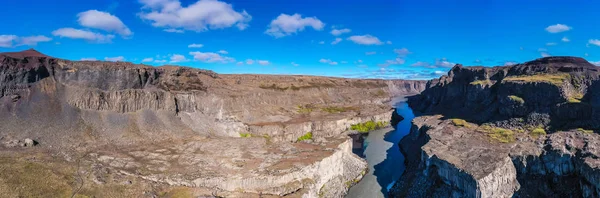 Fantastický výhled na kaňon nedaleko vodopádu Hafragilsfoss. Umístění: — Stock fotografie