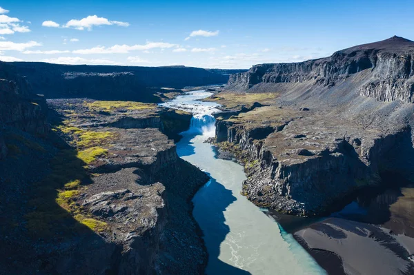 Fantástica vista del cañón y cascada Hafragilsfoss. Ubicación : — Foto de Stock