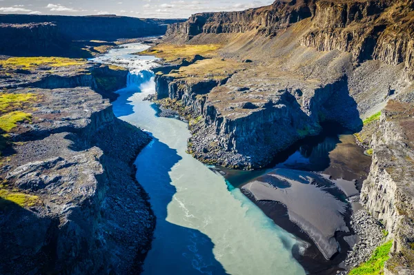 Fantastický výhled na kaňon a vodopád Hafragilsfoss. Umístění: — Stock fotografie