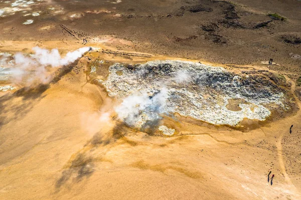 Terreno colorido em Namafjall Hverir área geotérmica perto do Lago My — Fotografia de Stock