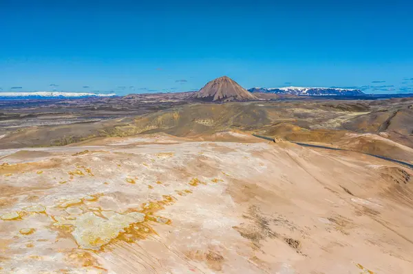 Исландская геотермальная зона Namafjall - район в поле Hverir. Лан — стоковое фото