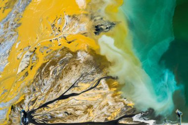 Gerçeküstü endüstriyel yerin havadan görünümü. Th üzerinde insan etkisi