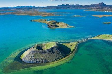 yukarıdan İzlanda hava görünümünde volkanik kraterler, Myvatn göl