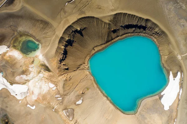 Vista aérea del pequeño lago volcánico de Krafla con agua azul, Icela —  Fotos de Stock
