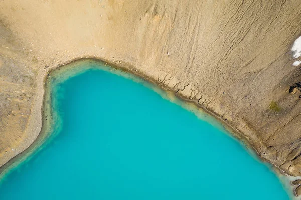 Masmavi su ile küçük volkanik Krafla gölünün havadan görünümü,Icela — Stok fotoğraf