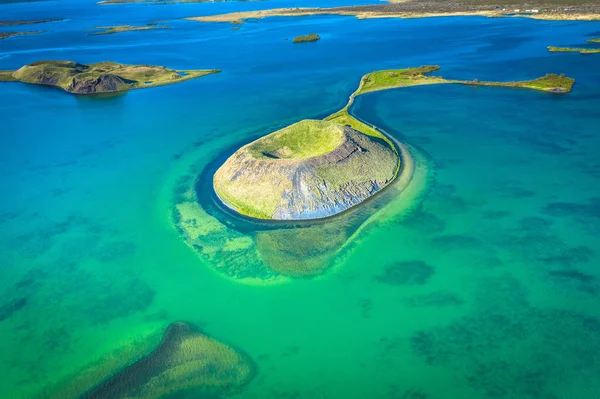 Crateras vulcânicas na Islândia vista aérea de cima, lago Myvatn — Fotografia de Stock