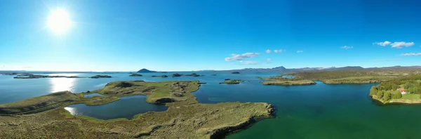 Kuzey İzlanda'daki Myvatn Gölü'nün panoramik manzarası.Havadan görünüm — Stok fotoğraf