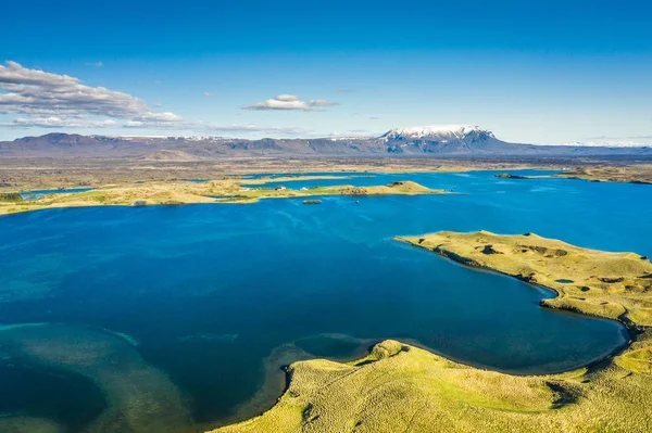Вулканические кратеры в Исландии, вид сверху, озеро Миватн — стоковое фото
