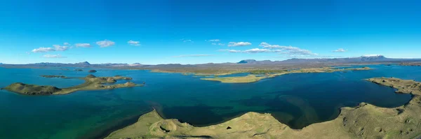 Kuzey İzlanda'daki Myvatn Gölü'nün panoramik manzarası.Havadan görünüm — Stok fotoğraf