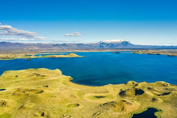 Krajobraz Jeziora Myvatn na północy Islandii. Wiew z góry — Zdjęcie stockowe