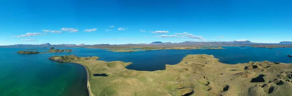Panoramiczny widok na Jezioro Myvatn w Północnej Islandii. widok z lotu ptaka — Zdjęcie stockowe