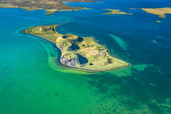 Cráteres volcánicos en Islandia vista aérea desde arriba, lago Myvatn Fotos de stock libres de derechos