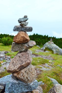 Taş piramit. Turistler dağlarda sık sık taş piramitler bırakırlar..