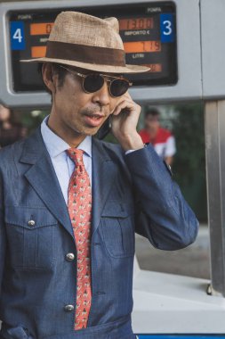 Milan, İtalya - 16 Haziran: Moda adam pozlar Marni moda gösterisinde Milan üzerinde 16 Haziran 2018 Milan erkekler moda haftasında dışında.