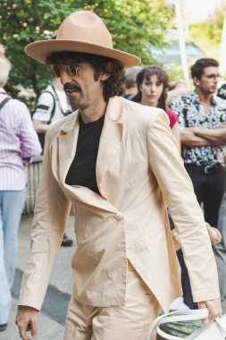 Milan, İtalya - 17 Haziran: Moda adam pozlar Viyana moda gösterisinde Milan üzerinde 17 Haziran 2018 Milan erkekler moda haftasında dışında.