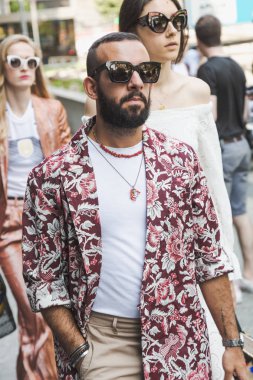 Milan, İtalya - 17 Haziran: Moda adam pozlar Viyana moda gösterisinde Milan üzerinde 17 Haziran 2018 Milan erkekler moda haftasında dışında.
