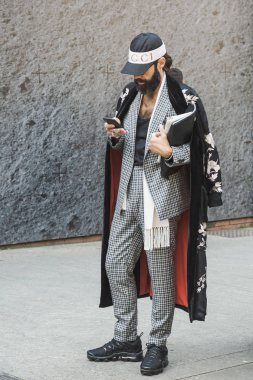 Milan, İtalya - 17 Haziran: Moda adam pozlar Viyana moda gösterisinde Milan üzerinde 17 Haziran 2018 Milan erkekler moda haftasında dışında.