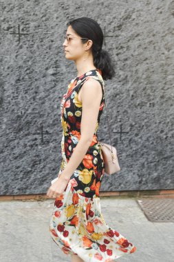 Milan, İtalya - 17 Haziran: Moda kadın pozlar Viyana moda gösterisinde Milan üzerinde 17 Haziran 2018 Milan erkekler moda haftasında dışında.