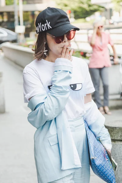 Милан Италия Июня Модная Женщина Позирует Перед Модным Показом Vien — стоковое фото