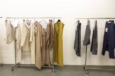 Milan, İtalya - 18 Haziran: Giysi rafları backstage Milan üzerinde 18 Haziran 2018 Milan erkekler moda haftasında terzilik Monk göstermek için.
