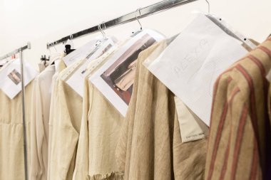 Milan, İtalya - 18 Haziran: Giysi rafları backstage Milan üzerinde 18 Haziran 2018 Milan erkekler moda haftasında terzilik Monk göstermek için.