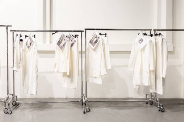 Milan, İtalya - 18 Haziran: Giysi rafları backstage Milan üzerinde 18 Haziran 2018 Milan erkekler moda haftasında terzilik Monk göstermek için.