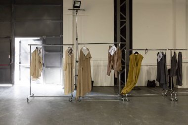 Milan, İtalya - 18 Haziran: Giysi rafları backstage Milan üzerinde 18 Haziran 2018 Milan erkekler moda haftasında terzilik Monk göstermek için.