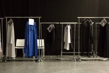 Milan, İtalya - 18 Haziran: Giysi rafları backstage Milan üzerinde 18 Haziran 2018 Milan erkekler moda haftasında terzilik Monk göstermek için.