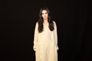 Milan, İtalya - 18 Haziran: Güzel model teşkil etmektedir backstage terzilik Monk göstermeden önce üzerinde 18 Haziran 2018 Milan erkekler moda haftasında Milan'da sadece.