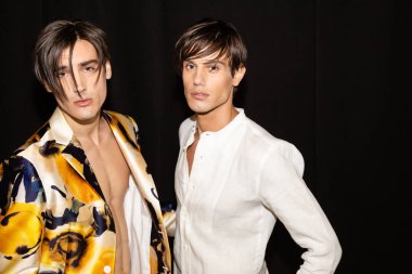 Milan, İtalya - 18 Haziran: Güzel modelleri poz backstage terzilik Monk göstermeden önce üzerinde 18 Haziran 2018 Milan erkekler moda haftasında Milan'da sadece.