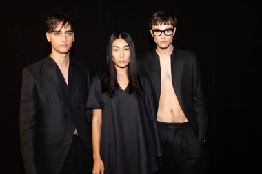 Milan, İtalya - 18 Haziran: Güzel modelleri poz backstage terzilik Monk göstermeden önce üzerinde 18 Haziran 2018 Milan erkekler moda haftasında Milan'da sadece.