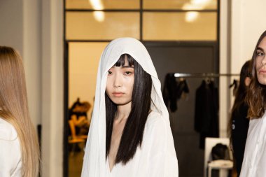 Milan, İtalya - 18 Haziran: Güzel model teşkil etmektedir backstage terzilik Monk göstermeden önce üzerinde 18 Haziran 2018 Milan erkekler moda haftasında Milan'da sadece.