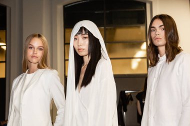 Milan, İtalya - 18 Haziran: Güzel modelleri poz backstage terzilik Monk göstermeden önce üzerinde 18 Haziran 2018 Milan erkekler moda haftasında Milan'da sadece.