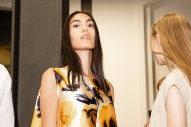 Milan, İtalya - 18 Haziran: Güzel modelleri poz backstage terzilik Monk göstermeden önce üzerinde 18 Haziran 2018 Milan erkekler moda haftasında Milan'da sadece.