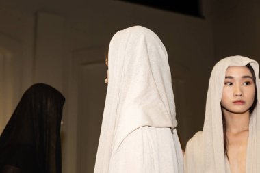 Milan, İtalya - 18 Haziran: Güzel modelleri poz backstage terzilik Monk göstermeden önce üzerinde 18 Haziran 2018 Milan erkekler moda haftasında Milan'da sadece.