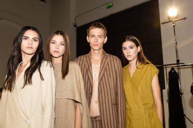 Milan, İtalya - 18 Haziran: Güzel modelleri poz backstage terzilik Monk göstermeden önce üzerinde 18 Haziran 2018 Milan erkekler moda haftasında Milan'da sadece.