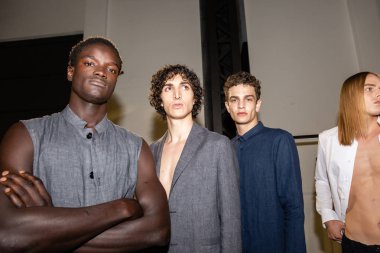 Milan, İtalya - 18 Haziran: Güzel modelleri poz backstage terzilik Monk göstermeden önce üzerinde 18 Haziran 2018 Milan erkekler moda haftasında Milan'da sadece.