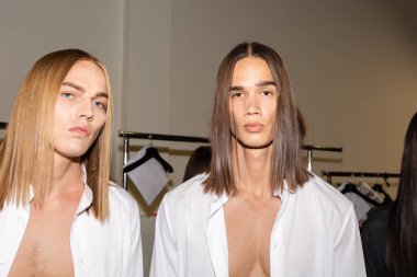 Milan, İtalya - 18 Haziran: Güzel modelleri poz backstage terzilik Monk göstermeden önce üzerinde 18 Haziran 2018 Milan erkekler moda haftasında Milan'da sadece.