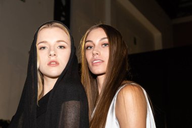 Milan, İtalya - 18 Haziran: Güzel modelleri poz backstage terzilik Monk göstermeden önce üzerinde 18 Haziran 2018 Milan erkekler moda haftasında Milan'da sadece.