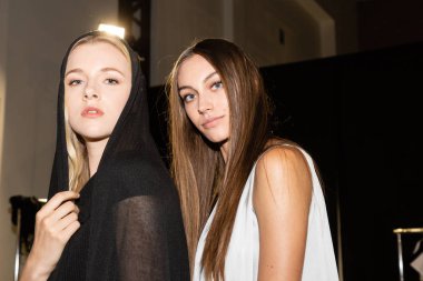 Milan, İtalya - 18 Haziran: Güzel modelleri poz backstage terzilik Monk göstermeden önce üzerinde 18 Haziran 2018 Milan erkekler moda haftasında Milan'da sadece.