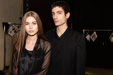 Milan, İtalya - 18 Haziran: Güzel modelleri poz backstage terzilik Monk göstermeden önce üzerinde 18 Haziran 2018 Milan erkekler moda haftasında Milan'da sadece.