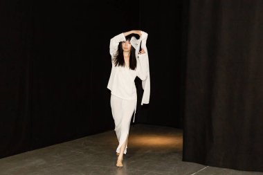 Milan, İtalya - 18 Haziran: Güzel model teşkil etmektedir backstage terzilik Monk göstermeden önce üzerinde 18 Haziran 2018 Milan erkekler moda haftasında Milan'da sadece.