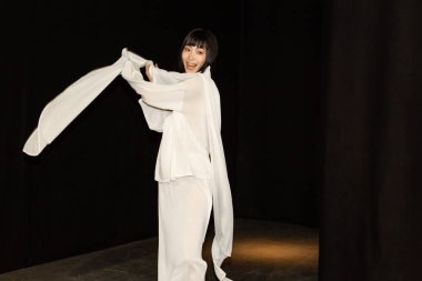 Milan, İtalya - 18 Haziran: Güzel model teşkil etmektedir backstage terzilik Monk göstermeden önce üzerinde 18 Haziran 2018 Milan erkekler moda haftasında Milan'da sadece.