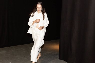 Milan, İtalya - 18 Haziran: Güzel model teşkil etmektedir backstage terzilik Monk göstermeden önce üzerinde 18 Haziran 2018 Milan erkekler moda haftasında Milan'da sadece.
