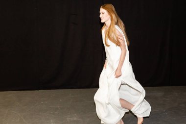 Milan, İtalya - 18 Haziran: Güzel model teşkil etmektedir backstage terzilik Monk göstermeden önce üzerinde 18 Haziran 2018 Milan erkekler moda haftasında Milan'da sadece.