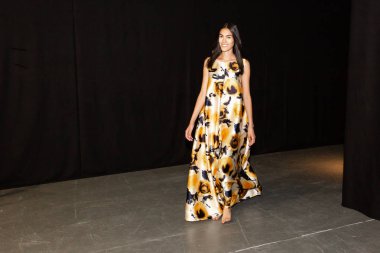 Milan, İtalya - 18 Haziran: Güzel model teşkil etmektedir backstage terzilik Monk göstermeden önce üzerinde 18 Haziran 2018 Milan erkekler moda haftasında Milan'da sadece.