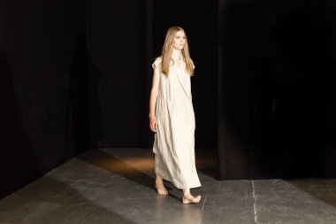 Milan, İtalya - 18 Haziran: Güzel model teşkil etmektedir backstage terzilik Monk göstermeden önce üzerinde 18 Haziran 2018 Milan erkekler moda haftasında Milan'da sadece.