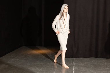 Milan, İtalya - 18 Haziran: Güzel model teşkil etmektedir backstage terzilik Monk göstermeden önce üzerinde 18 Haziran 2018 Milan erkekler moda haftasında Milan'da sadece.