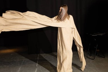 Milan, İtalya - 18 Haziran: Güzel model teşkil etmektedir backstage terzilik Monk göstermeden önce üzerinde 18 Haziran 2018 Milan erkekler moda haftasında Milan'da sadece.