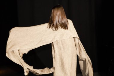 Milan, İtalya - 18 Haziran: Güzel model teşkil etmektedir backstage terzilik Monk göstermeden önce üzerinde 18 Haziran 2018 Milan erkekler moda haftasında Milan'da sadece.